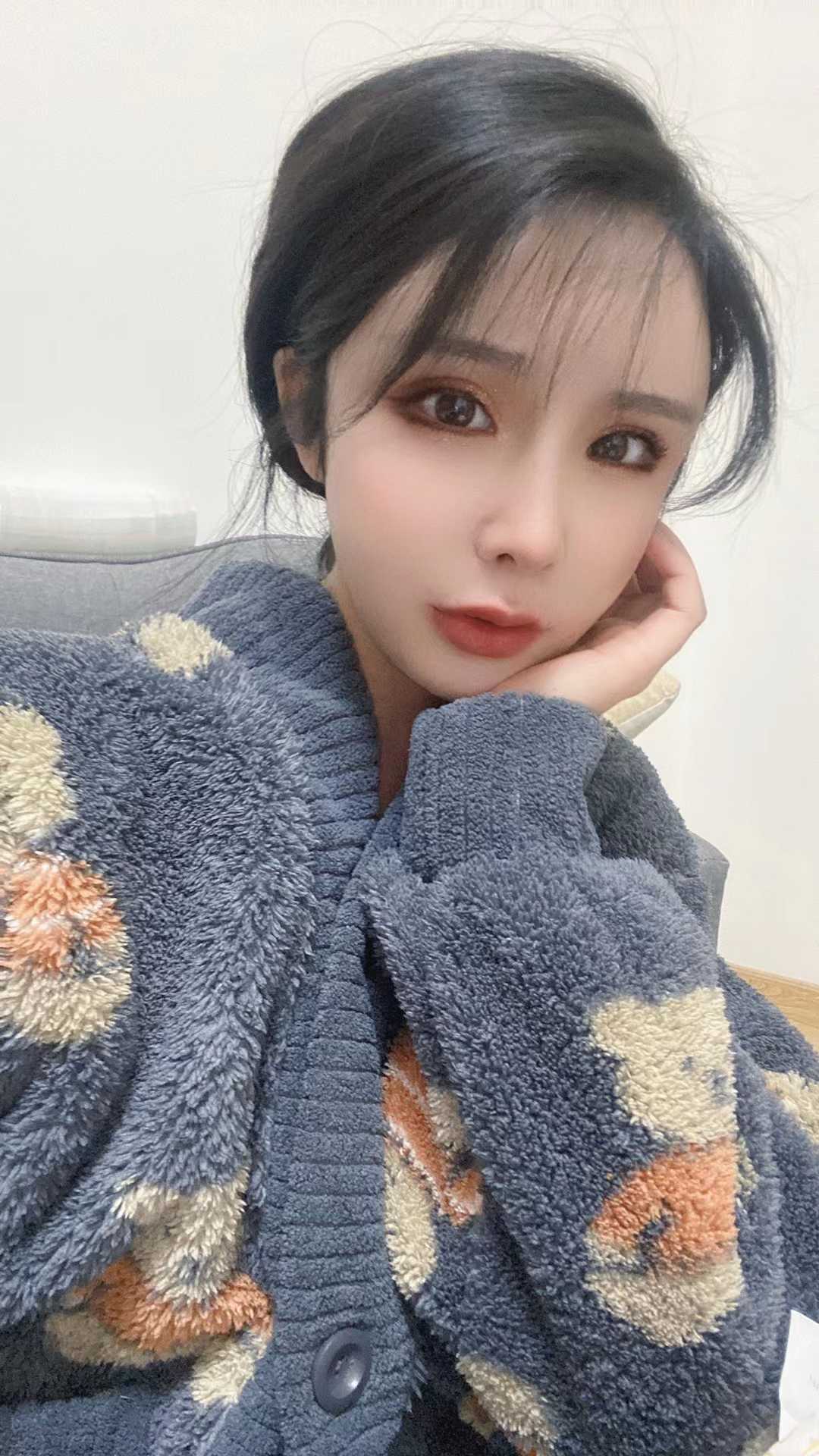 年轻漂亮的网红脸美女