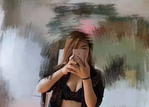 周水前高挑美女